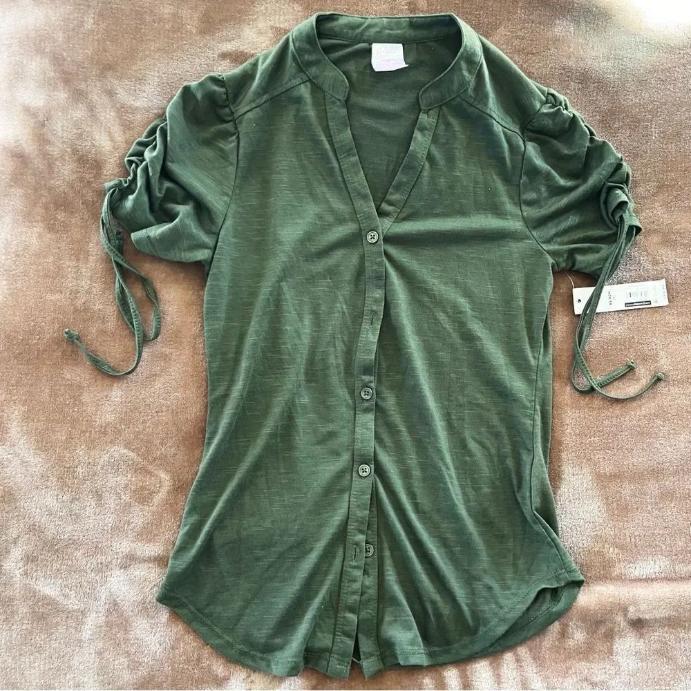 No Boundaries Women’s Olive Button-Down Shirt Short Sleeve Ruffle V-Neck XS